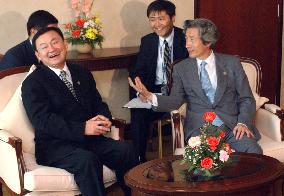 Koizumi hold talks with Thaksin